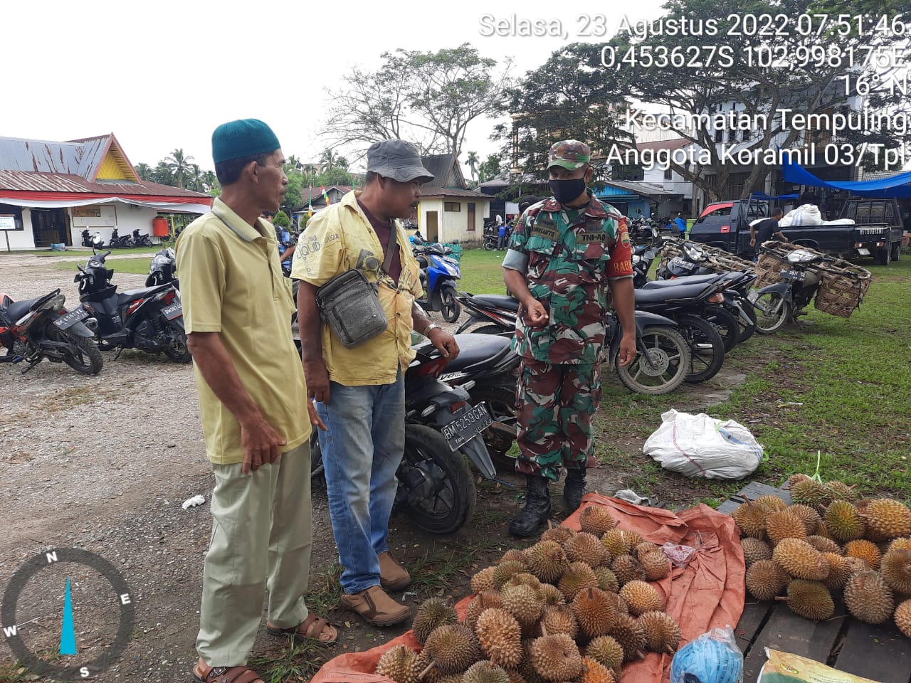Menghimbau untuk Selalu Menjaga kebersihan, Babinsa 03/Tempuling Komsos dengan Pedagang Durian