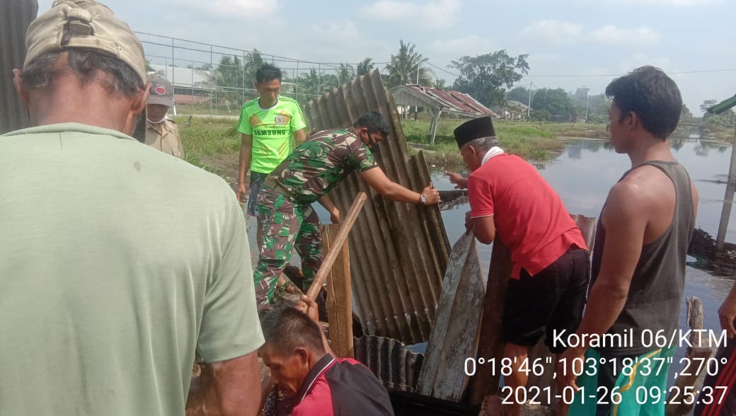 Bersama Warga, Babinsa Lakukan Pembersihan Jembatan yang Tersumbat di Desa Hibrida Jaya