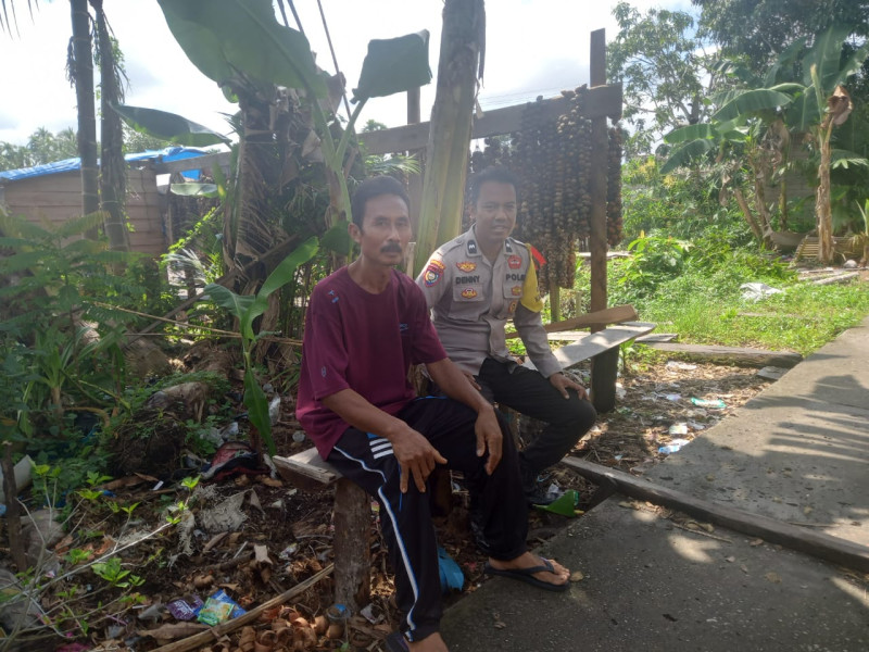 Giat Rutin Bhabinkamtibmas Desa Pungkat Aipda Denny Hidayat Melaksanakan Sambang Kepada Warganya