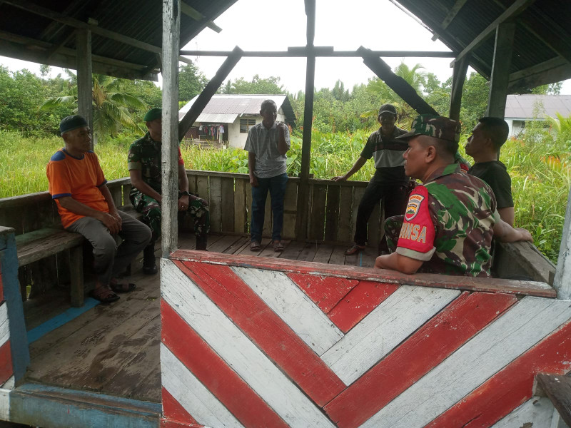 Tanamkan Jiwa Patriot Melalui Komsos Babinsa Koramil 04/Kuindra Dengan Warga