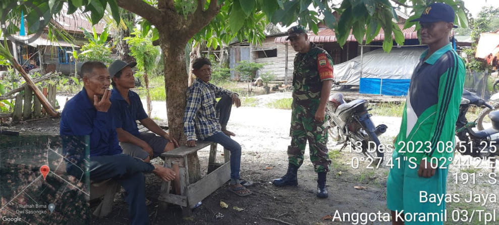 Babinsa Koramil 03/Tpl Lakukan Komsos Bersama Kepala Dusun dan Warga Desa