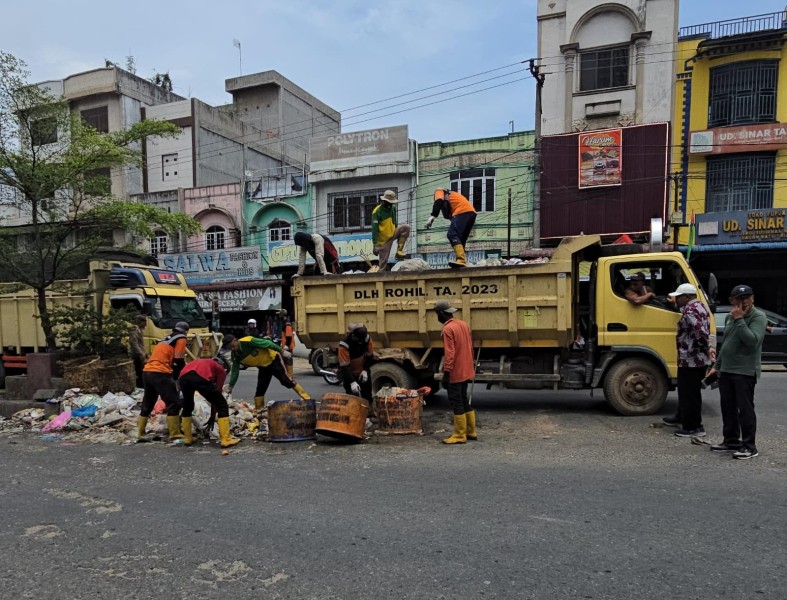 Median Jalan hingga Pajak Lama Dibersihkan, DLH Rohil Kerahkan Pasukan Orange Median Jalan hingga Pajak Lama Dibersihkan, DLH Rohil Kerahkan Pasukan Orange