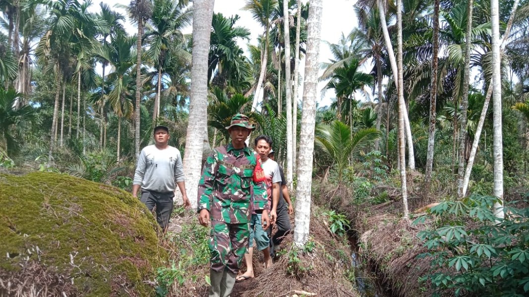 Babinsa Koramil 07/Reteh Laksanakan Patroli Tapal Batas, Rutin Berikan Himbauan Kepada Masyarakat Jaga Lingkungan