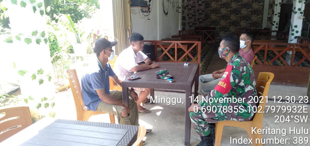 Babinsa Koramil 09/Kemuning Komsos Bersama Warga di Desa Binaan