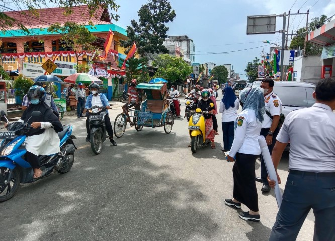Sukseskan Program PPKM Skala Mikro, Dishub Inhil Bagikan Masker dan Himbau Pengguna Jalan