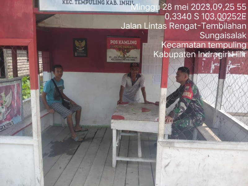 Usai Gotong Royong Pembersihan Lingkungan, Babinsa Koramil 03/Tpl Gelar Komsos Bersama Warga