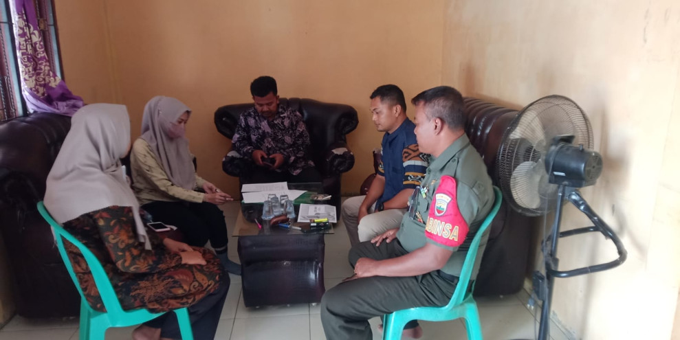 Babinsa Koramil 09/Kemuning Jalin Hubungan Baik Dengan Staf Kantor Desa