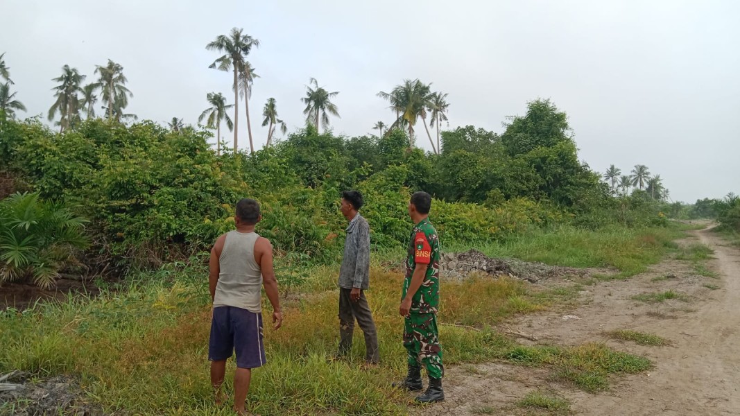 Selalu Pastikan Keamandan Lingkungan, Babinsa Koramil 07/Reteh Rutin Laksanakan Patroli Tapal Batas