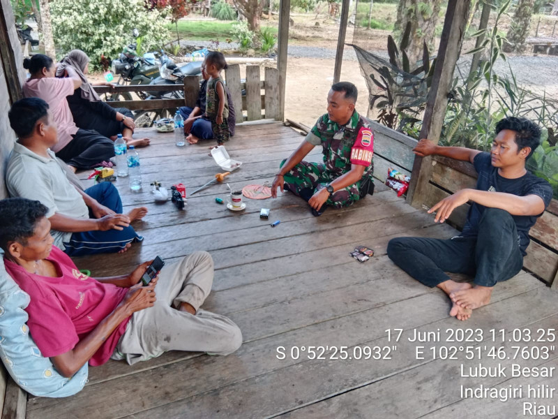 Kuatkan Kerjasama dan Jalin Silaturahmi Melalui Komsos Babinsa Koramil 09/Kemuning