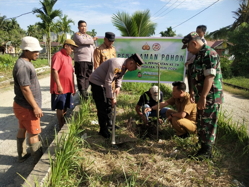 Dalam Rangka HUT Bhayangkara Ke-78 Polsek Gaung Lakukan Penanaman Pohon Guna Lestarikan Lingkungan