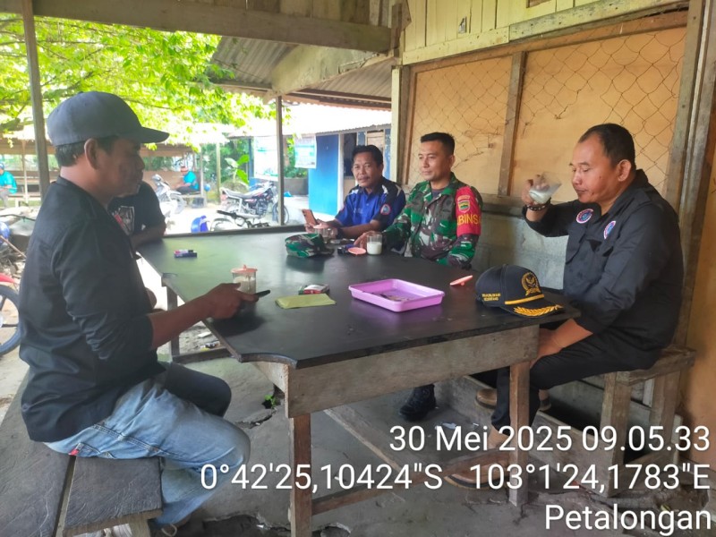 Babinsa Kopda Zakirman Laksanakan Komsos untuk Meningkatkan Hubungan dengan Masyarakat