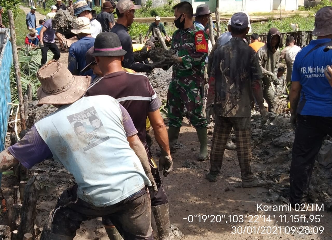Pererat Hubungan, Babinsa Koramil 02/Tanah Merah Kembali Lakukan Goro