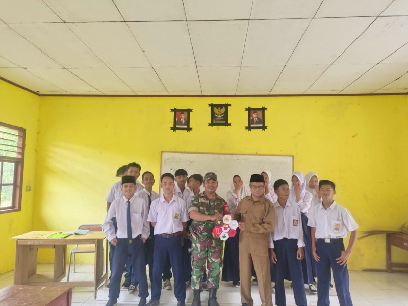 Sosialisasi Pancasila dan Mempererat Silaturahmi Melalui Komsos Babinsa Koramil 09/Kmg Dengan Siswa/i SMPN 5 Keritang