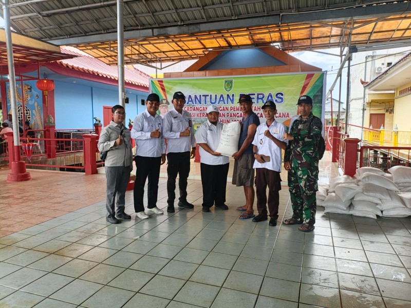 Concong Luar Terima Bantuan Beras CPP: Pelda Suhaidi, Negara Hadir Antisipasi Kerawanan Pangan Pasca Bencana