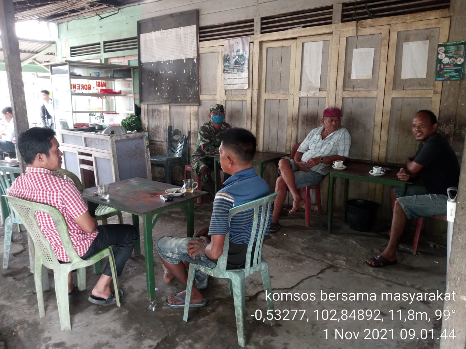 Manfaatkan Warung Kopi Babinsa Teluk Kiambang Komsos Bersama Warga 