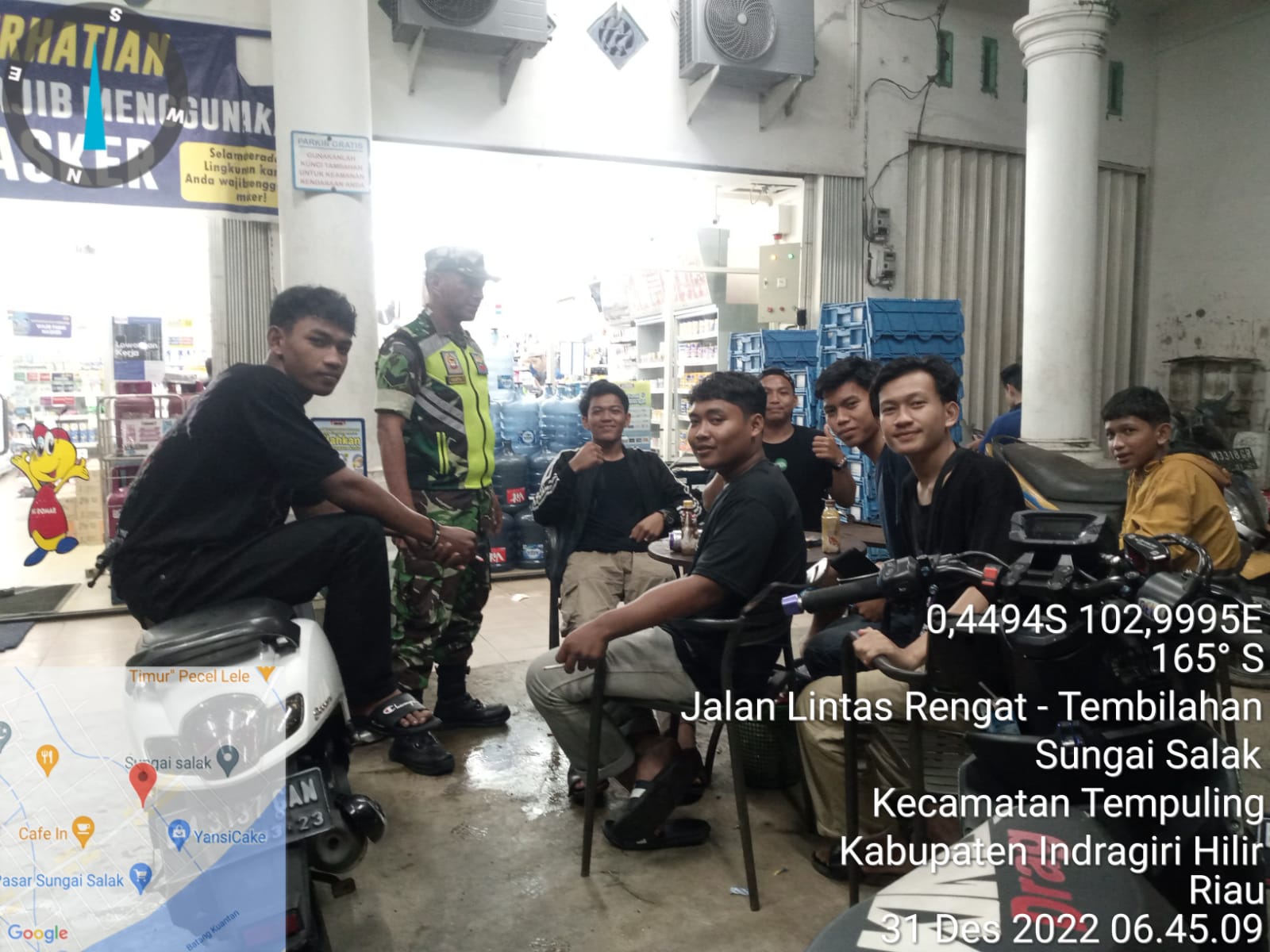 Sambangi Tongkrongan Anak Muda, Ini Pesan Babinsa 03/Tpl