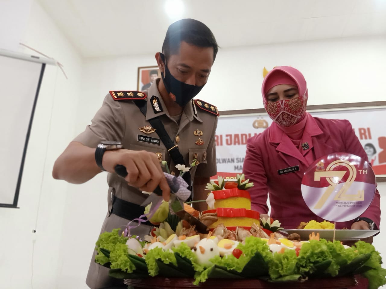 Pemotongan Tumpeng oleh AKBP Dian Setyawan di Hari Jadi ke-72 Polwan RI