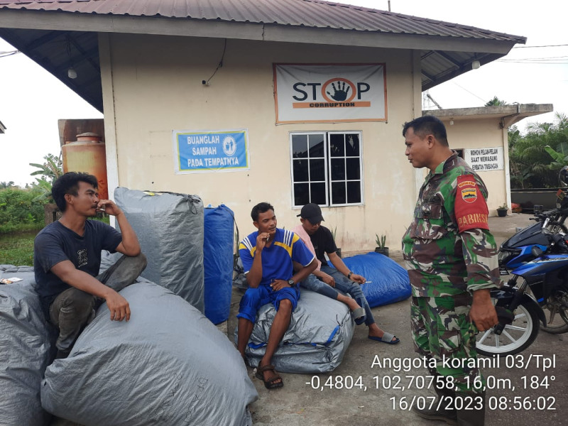 Monitoring Wilayah Desa Binaan, Babinsa 03/Tpl Aktif Komsos Dengan Warga