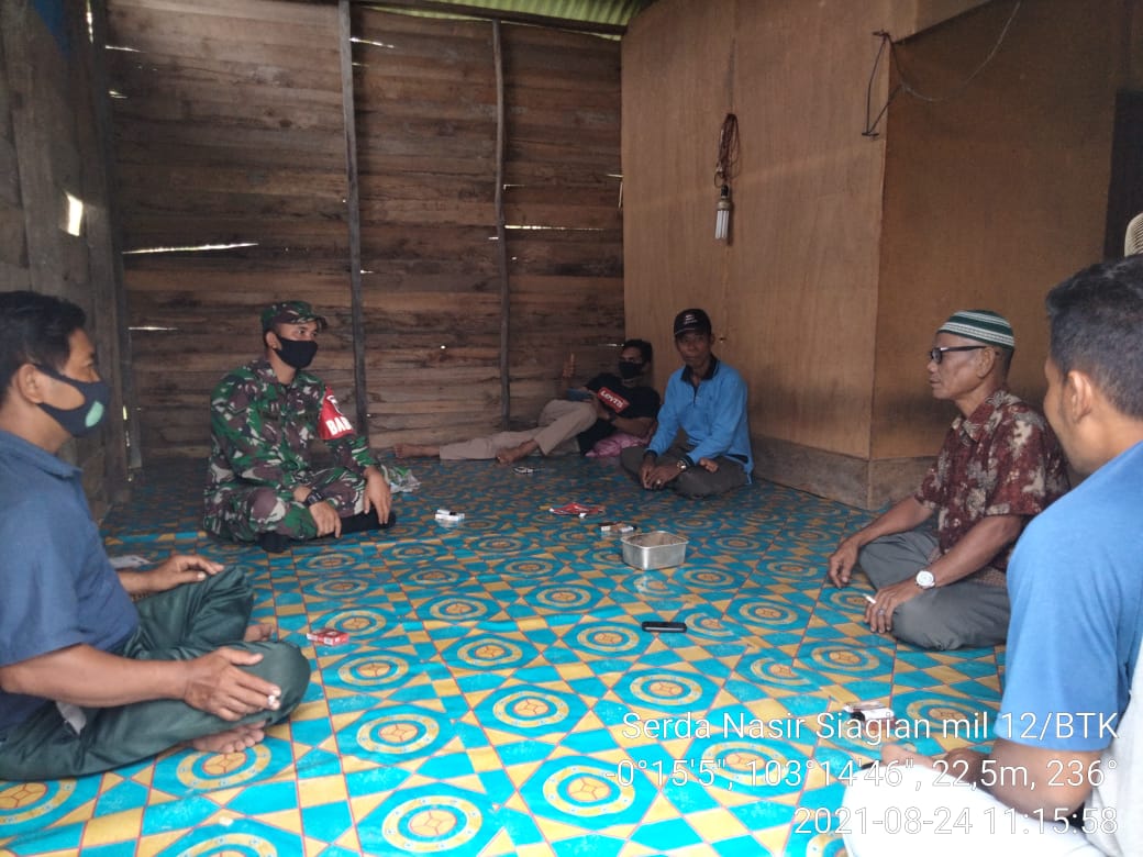 Jalin Kehangatan, Babinsa Serda N Siagian Komsos dengan Warga Sungai Dusun