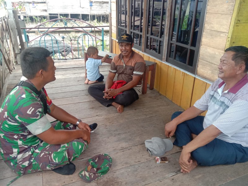 Sambangi Ketua RT, Inilah Pesan Babinsa Desa Mumpa Koramil 03/Tempuling