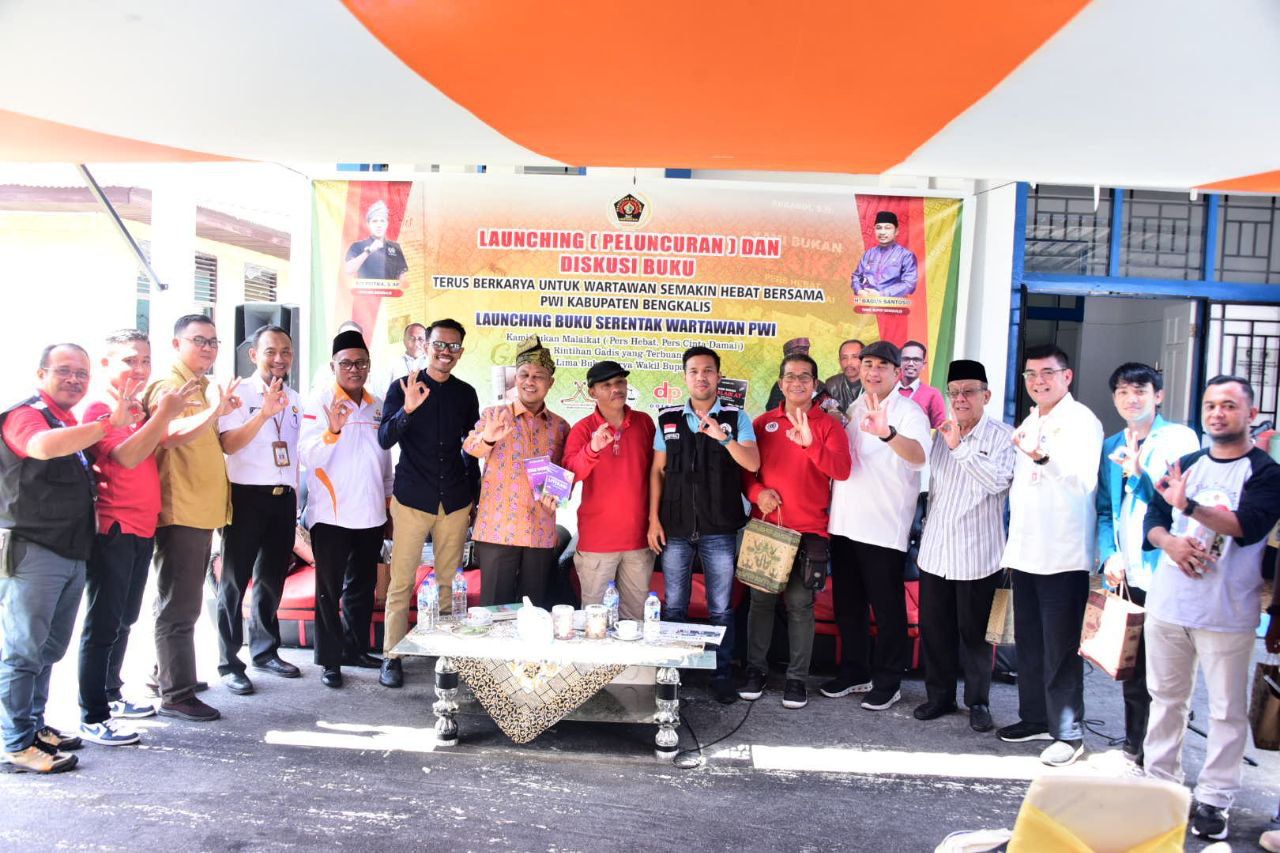 Ketua PWI Riau Hadiri Launching Buku Dan Diskusi Buku di Kantor PWI Bengkalis
