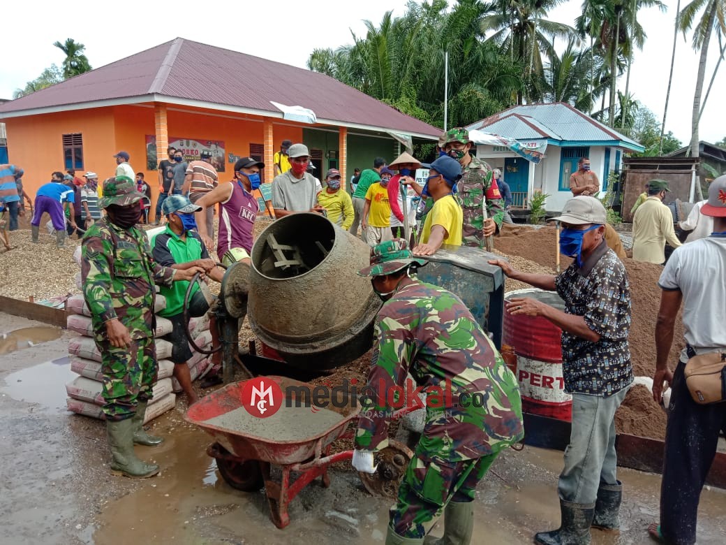 Bersama Masyarakat, Kodim 0314/Inhil dan Apdes Laksanakan Giat Pra TMMD Imbangan di Desa Teluk Kiam