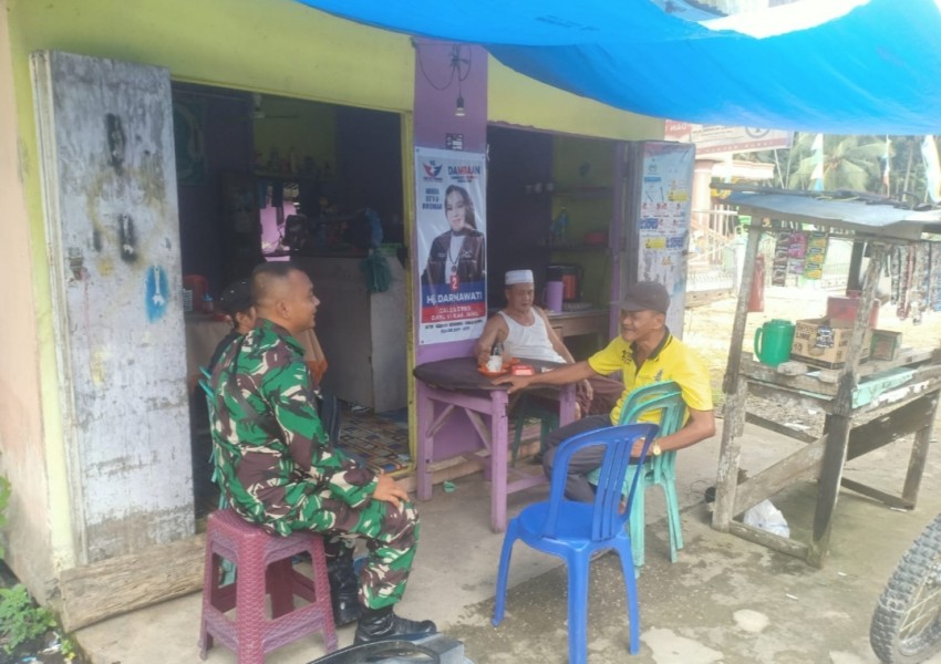 Babinsa Koramil 07/Reteh Ingatkan Warga Pentingnya Menjaga Kebersihan Lingkungan di Saat Musim Hujan