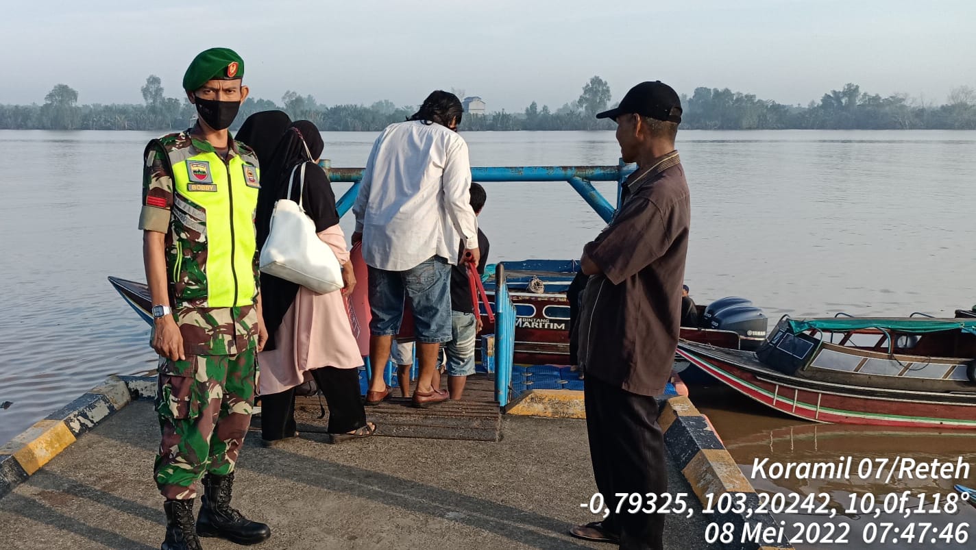 Penegakan Disiplin Prokes Di Pelabuhan LKMD Kelurahan Pulau Kijang Oleh Babinsa Koramil 07/Reteh