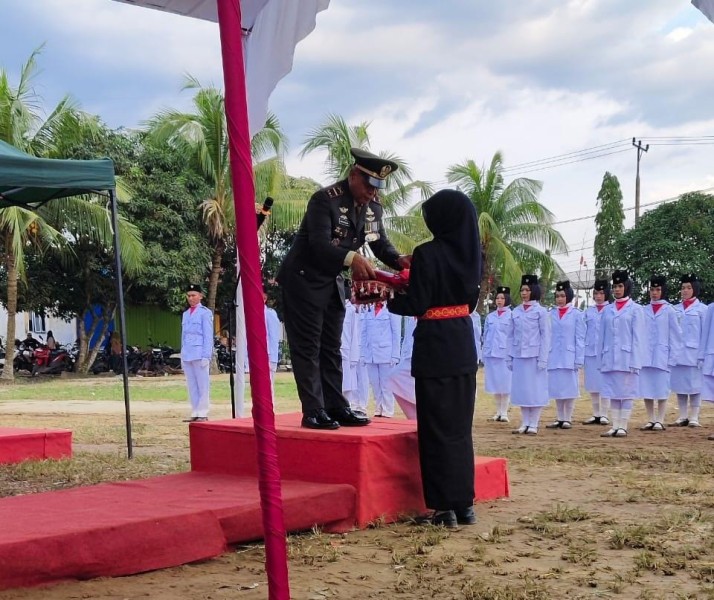 Danramil 03/Tempuling Pimpin Upacara Penurunan Bendera Merah Putih HUT RI ke-80 di Kecamatan Kempas Danramil 03/Tempuling Pimpin Upacara Penurunan Bendera Merah Putih HUT RI ke-80 di Kecamatan Kempas
