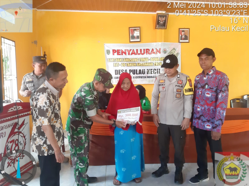 Babinsa Serda Ramli Lakukan Penyaluran BLT Kepada Masyarakat Setempat