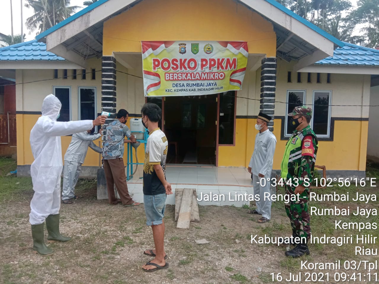 Peran Aktif Babinsa Koramil 03/Tempuling Monitoring posko PPKM Mikro di Desa Binaan