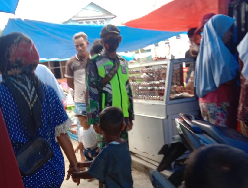 Tegakkan Protkes, Babinsa Koramil 04/Kuindra Pantau Pasar Sungai Bela