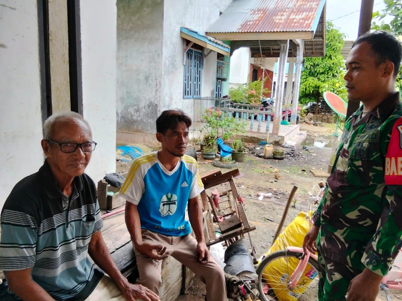 BABINSA TAK KENAL LIBUR, SERDA SUIRWANSAH LANJUT KEGIATAN PENGAWASAN SDM BERSAMA MASYARAKAT