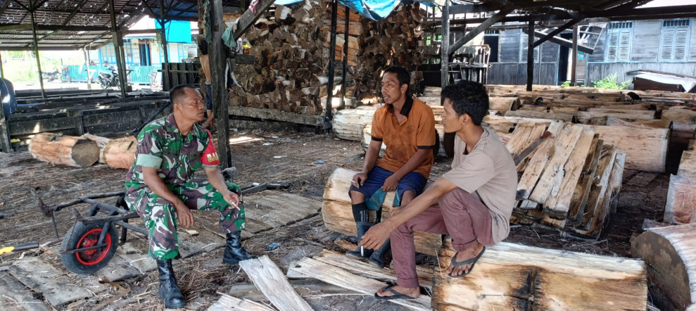 Tingkatkan Sinergitas Babinsa Koramil 05/Gas  Serda Rudi Hartono Laksanakan Giat Komsos Bersama Pemerintah Desa Sungai Iliran