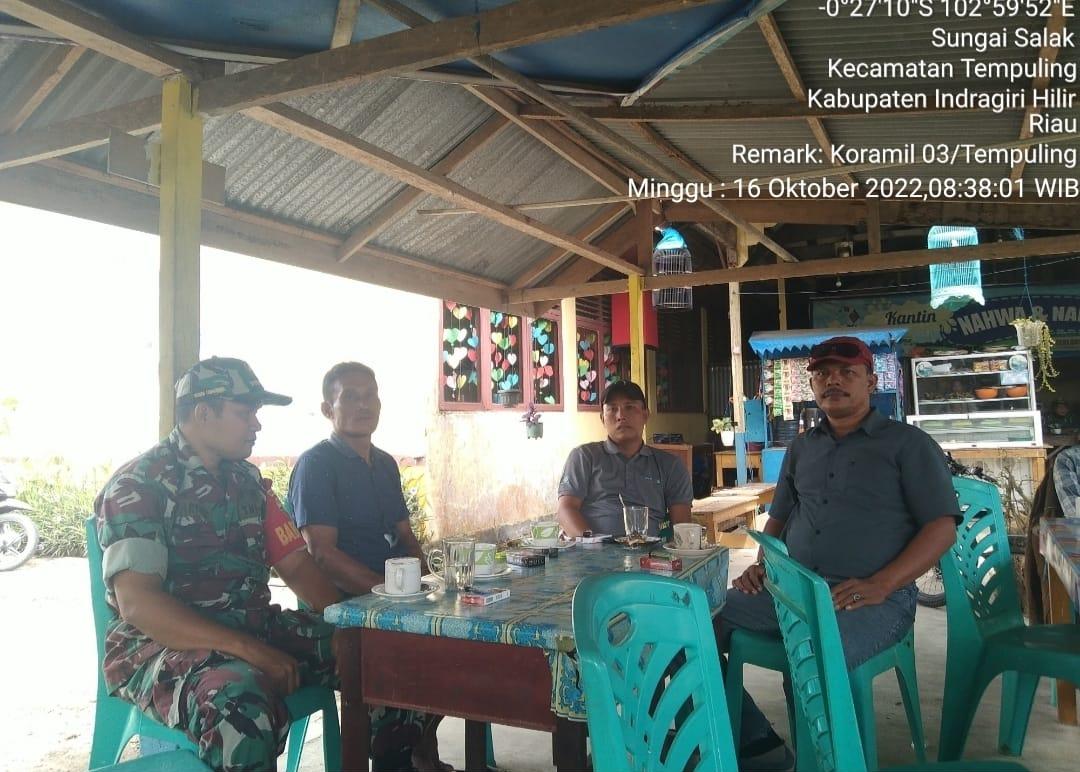 Sambil Duduk Minum Teh, Sertu Paryono Komsos Dengan Masyarakat