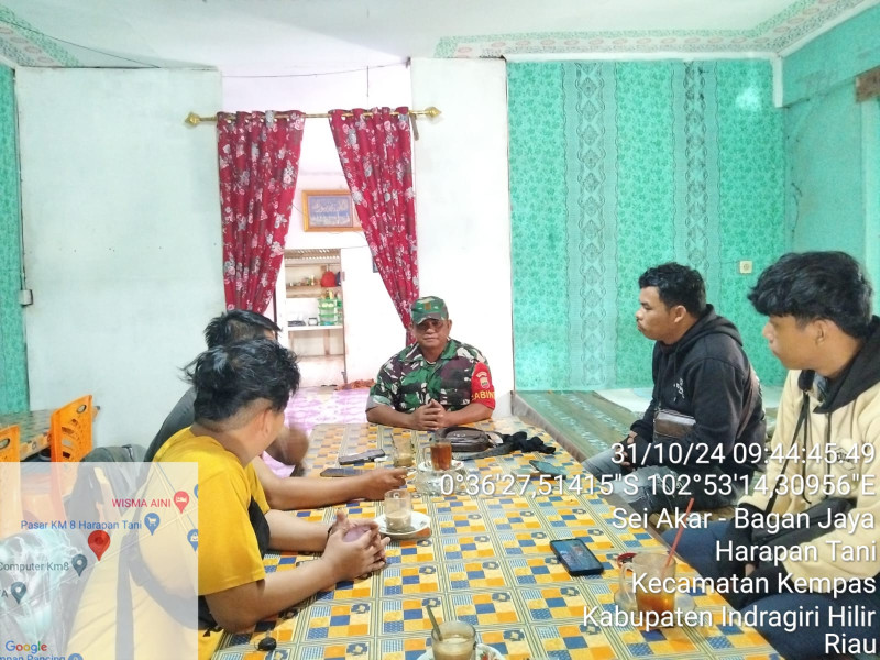 Babinsa Koramil 03/Tpl Serka J. Siallagan Komsos Dengan Pemuda desa Binaan