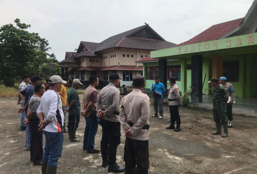 Peringati Hari Lingkungan Hidup Sedunia Babinsa Koramil 05/Gas Ajak Warga Bersih-Bersih dan Penanaman Pohon