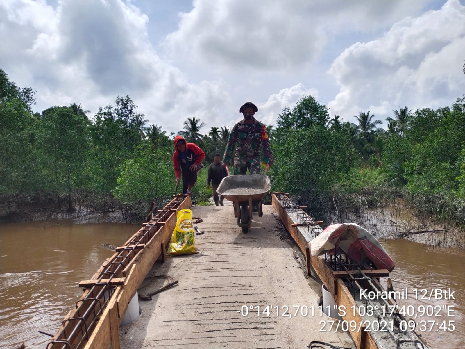 Babinsa Koramil 12/Batang Tuaka Bersama Warga Goro Pengecoran Jembatan