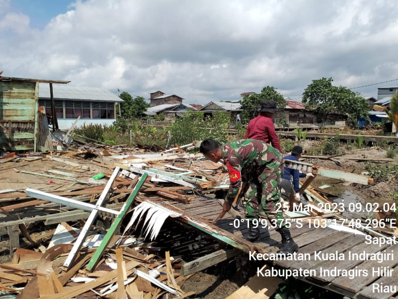 Babinsa Koramil 04/Kuindra Laksanakan Pembongkaran Rumah Warga Yang Akan Direnovasi