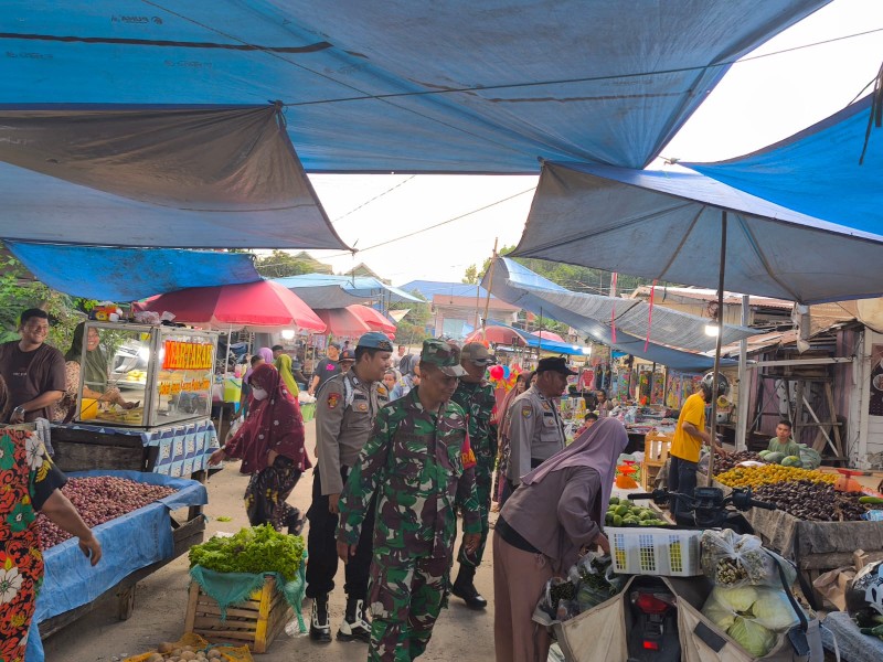 Babinsa Koramil 09/Kemuning Laksanakan Pemantauan Harga Bahan Pokok dan Patroli Kamtibmas