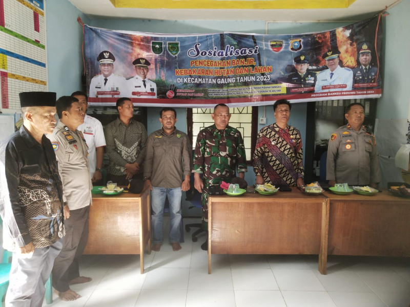 Kapolsek Gaung Iptu Andrianto, S.H, M.H dan Unsur Forkompimcam Gaung Melaksanakan Kegiatan Sosialisasi Pencegahan Banjir dan Karhutla di Desa Lahang Tengah Kecamatan Gaung