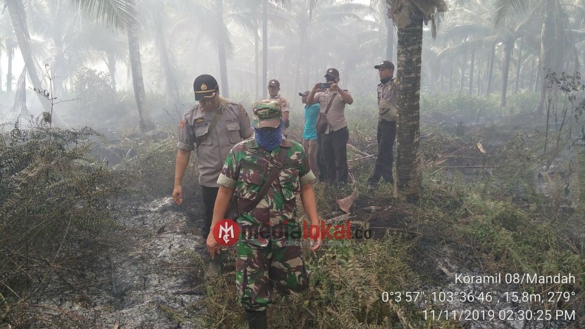 Pjs Danramil 08/Mandah, Polsek Mandah Beserta Masyarakat Padamkan Titik Api di Dusun Bagong Alang