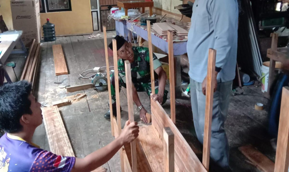 Wujud Belasungkawa, Danramil 03/Tpl Bantu Pembuatan Peti Jenazah Warganya