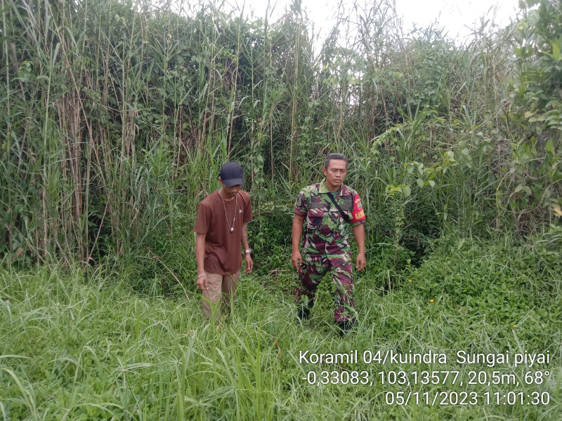 Babinsa Koramil 04/Kuindra Cegah Kebakaran Demi Keamanan Lingkungan Setempat