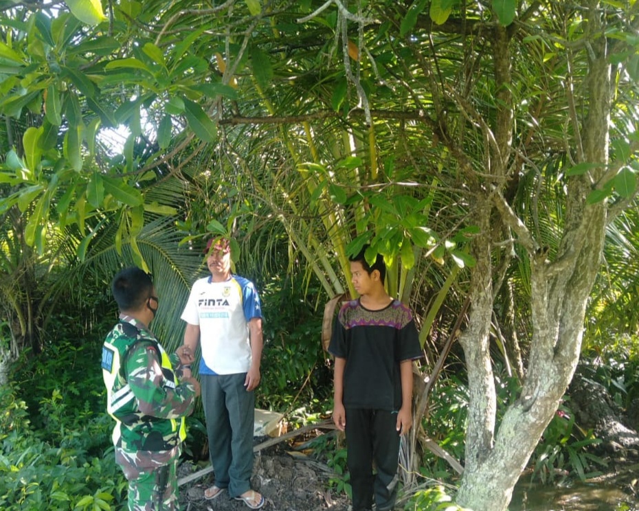 Rutin, Babinsa Koramil 04/Kuindra Lakukan Patroli Karhutla di Kebun Masyarakat