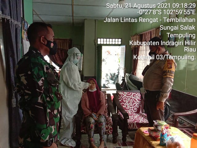 Babinsa Koramil 03/Tempuling Dampingi Nakes Tracing Kontak Erat Warga Dikelurahan Sungai Salak