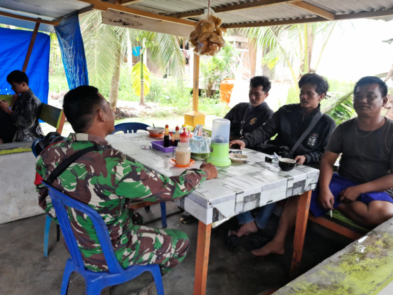 Tingkatkan Sinergitas, Babinsa Koramil 05/Gas  Serda Ricki Laksanakan Giat Komsos di Desa Binaan