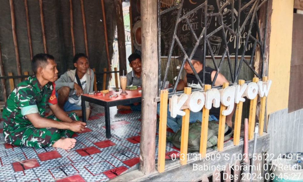 Dengan Komsos, Babinsa Serka Yadi Yanto Berbagi Informasi Bersama Warga