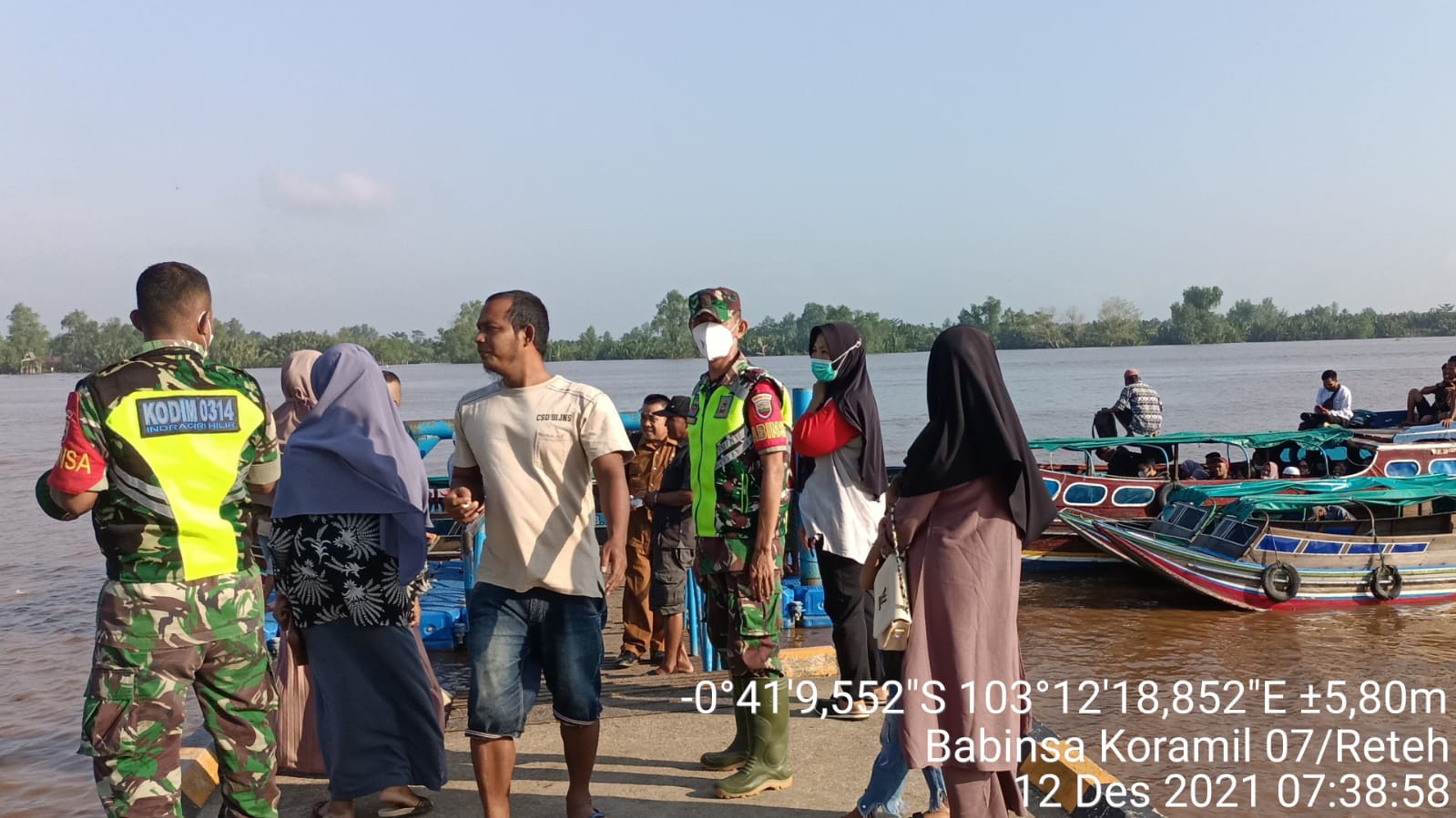 Peduli Soal Pandemi Belum Berakhir, Babinsa 07/Reteh Rutin Lakukan Penegakan Protkes