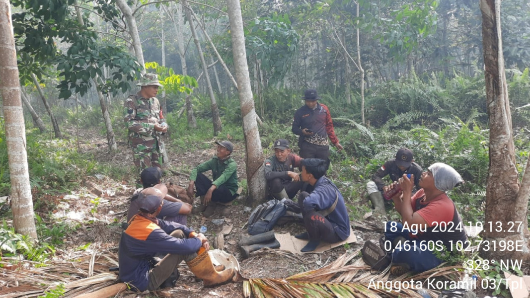 Patroli Sekaligus Komsos, Babinsa Koramil 03/Tpl Edukasi Warga Tentang Karhutla